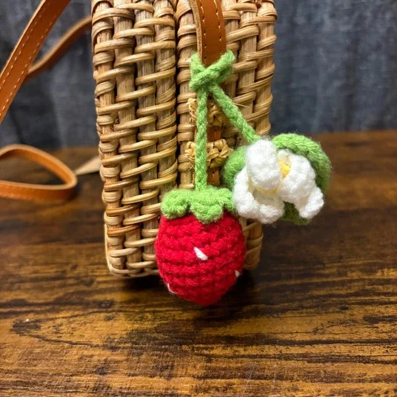 NWT Rattan Woven Picnic Basket Crossbody Bag Leather Strap Strawberry Charm - Picture 2 of 7